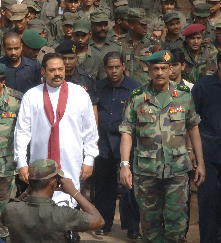 President Mahinda Rajapaksa (l) and General Sarath Fonseka (r)